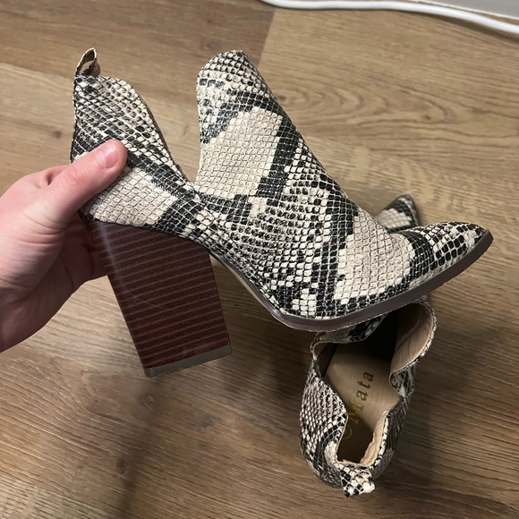 Mata Black and White Pointed Toe Snakeskin Ankle Boots - Picture 4 of 6